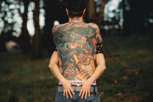 Tatuaże na plecach – damskie, męskie, motywy i trendy