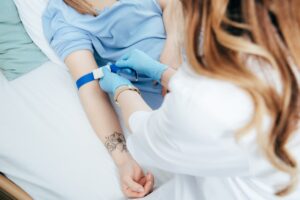 Oddawanie krwi po tatuażu – czy można?